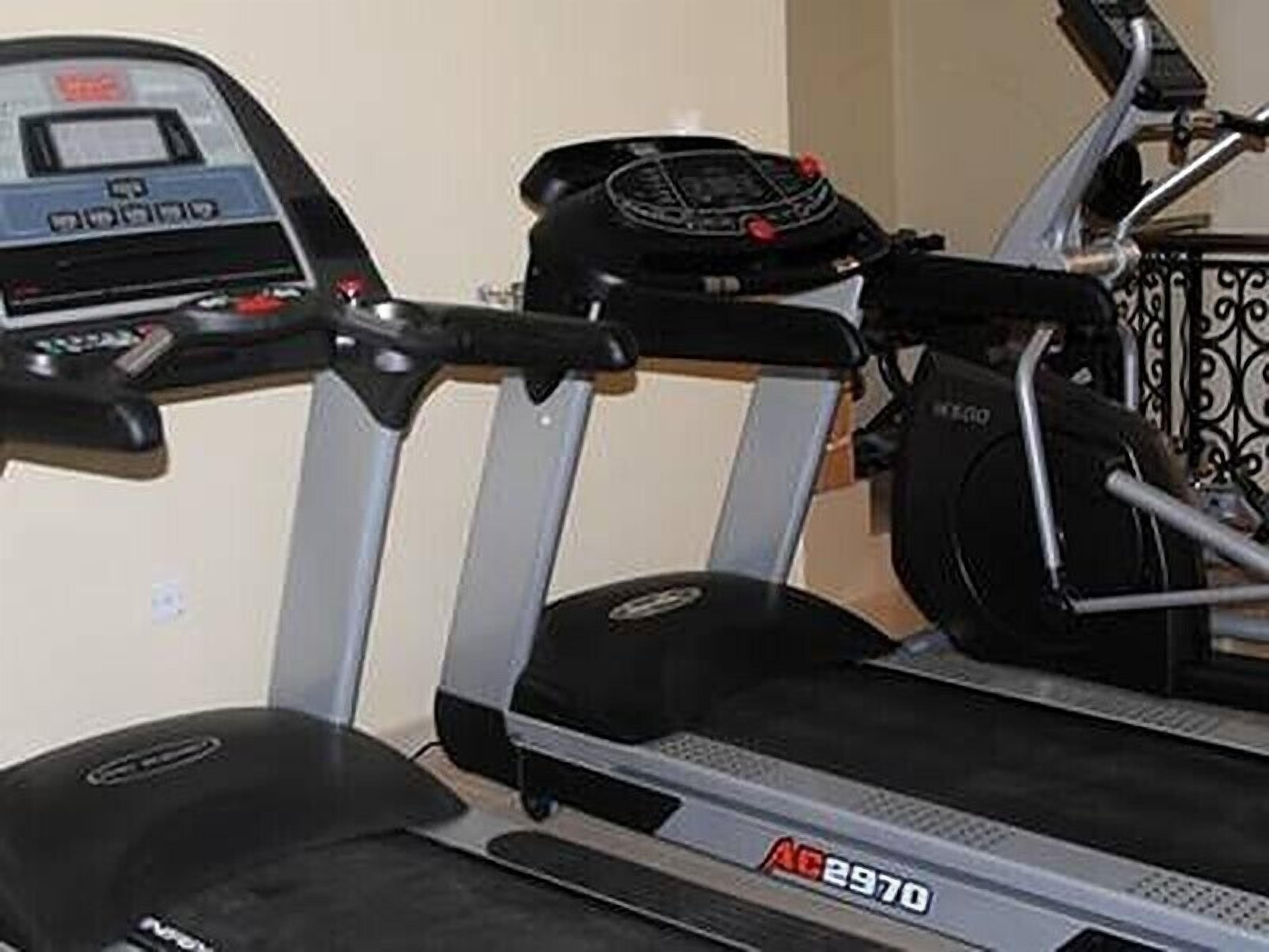 Una bicicleta estática con pantalla digital y panel de control.