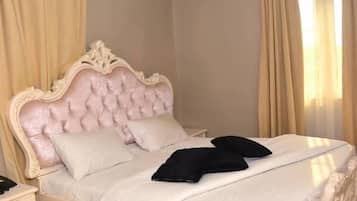 Kamar Deluks | Meja kerja, ruang kerja ramah laptop, Wi-Fi gratis, dan seprai linen