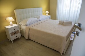 Driepersoonskamer, bijgebouw | Individueel gedecoreerd, individueel gemeubileerd, een bureau
