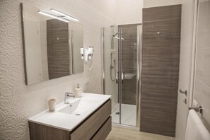 Phòng 3, tòa nhà phụ | Phòng tắm | Buồng tắm vòi sen, đồ dùng nhà tắm miễn phí, máy sấy tóc 