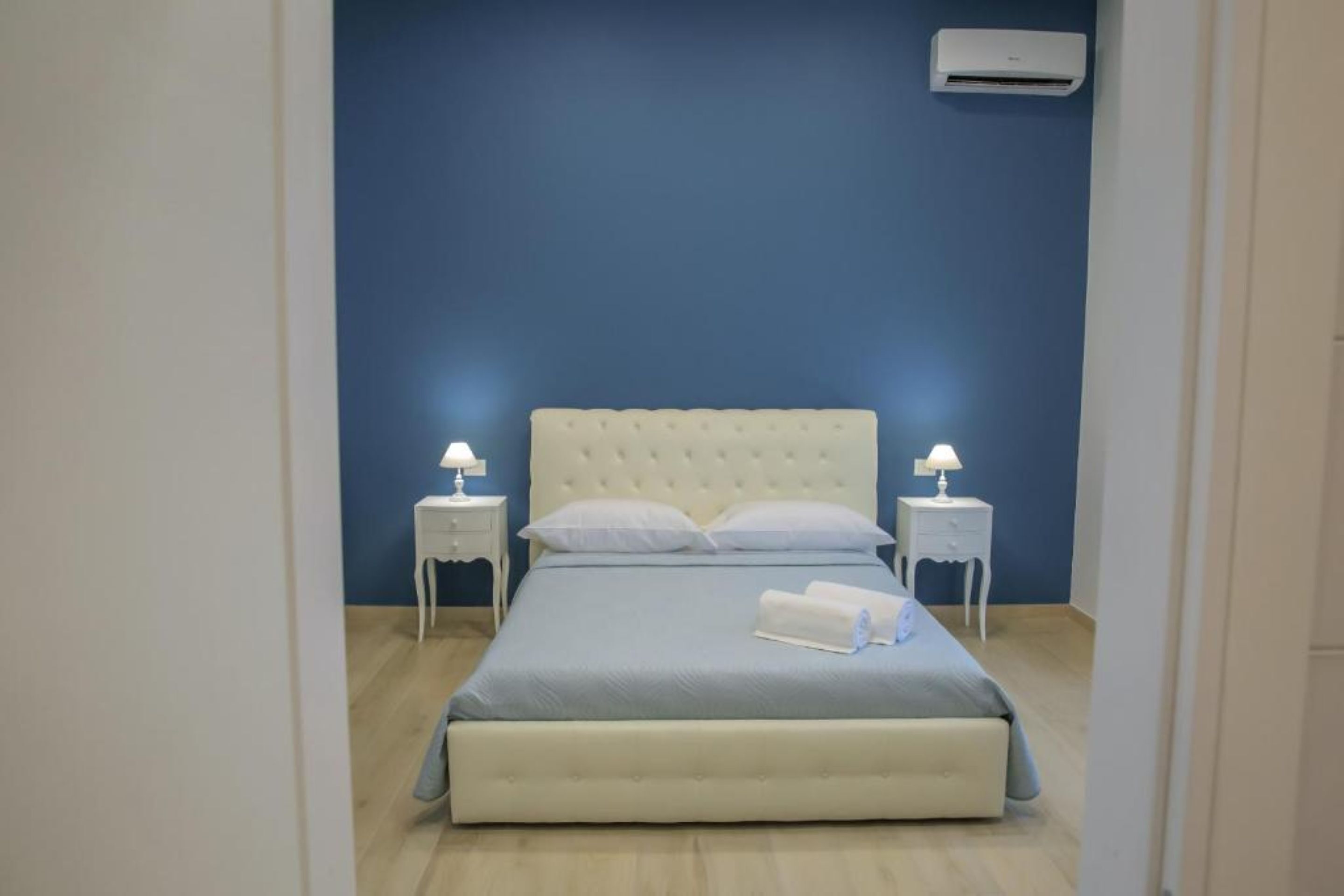 Deluxe-Vierbettzimmer | Individuell dekoriert, individuell eingerichtet, Schreibtisch