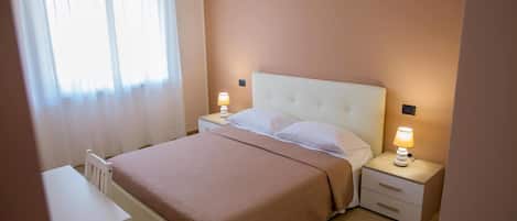 Habitación doble (Nocciola) | Decoración personalizada, muebles diferentes y escritorio