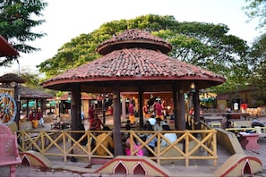 Khu ẩm thực ngoài trời