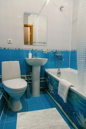 Chuveiro, secador de cabelo (mediante solicitação), toalhas de banho