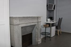 Minibar, escritorio, cortinas blackout y sistema de insonorización 