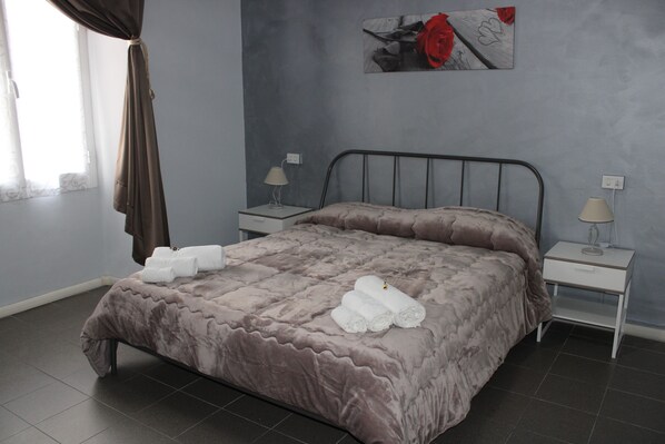 Comfort Double Room, 1 Bedroom, Private Bathroom, City View | Minibar, desk, blackout drapes, soundproofing - Affittacamere Roma (Sanremo)