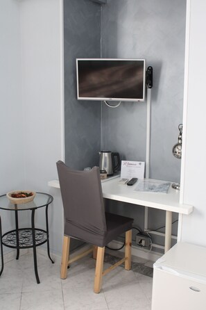 Minibar, desk, blackout curtains, soundproofing - Affittacamere Roma (Sanremo)