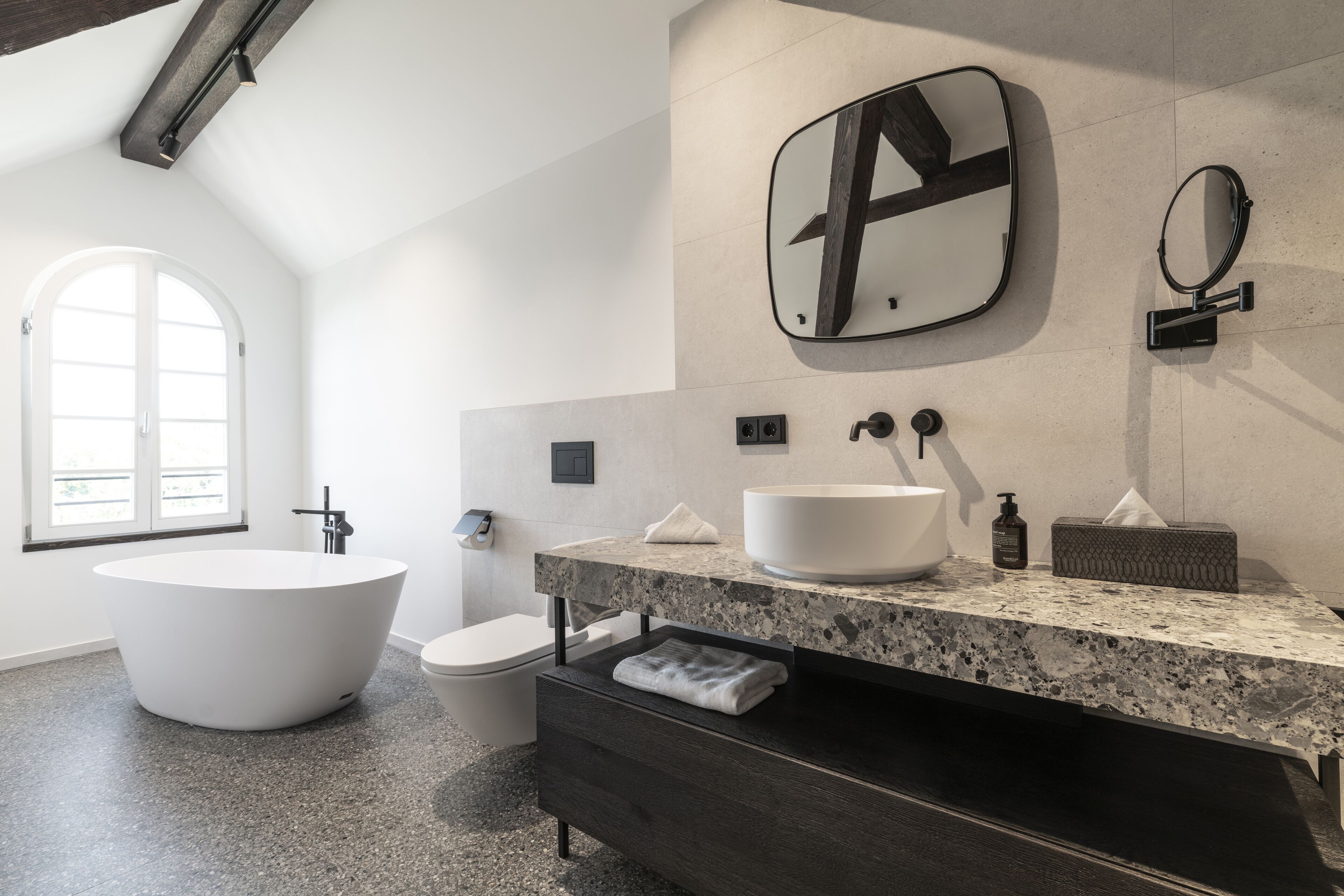 Superior-Vierbettzimmer | Badezimmer | Regendusche, kostenlose Toilettenartikel, Haartrockner, Handtücher