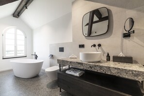 Habitación cuádruple superior | Baño | Regadera tipo lluvia, amenidades de baño gratuitas, secadora de cabello