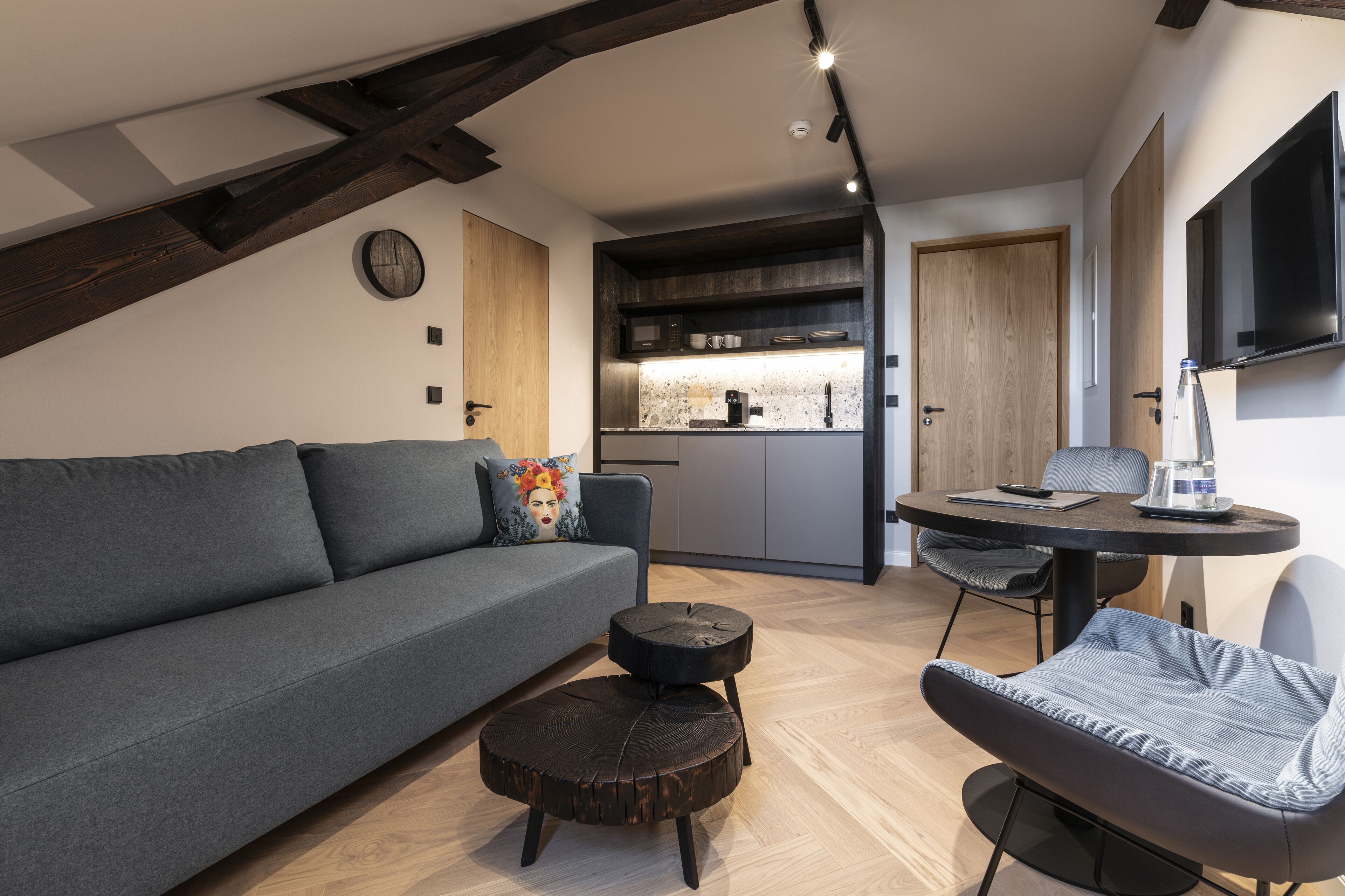 Superior Quadruple Room | Private kitchen | Microwave, stovetop, cookware/dishes/utensils, cleaning supplies