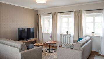 Familiesuite | Oppholdsområde | En 50-tommers LCD-TV med kabel-kanaler samt TV og oppvarmet gulv