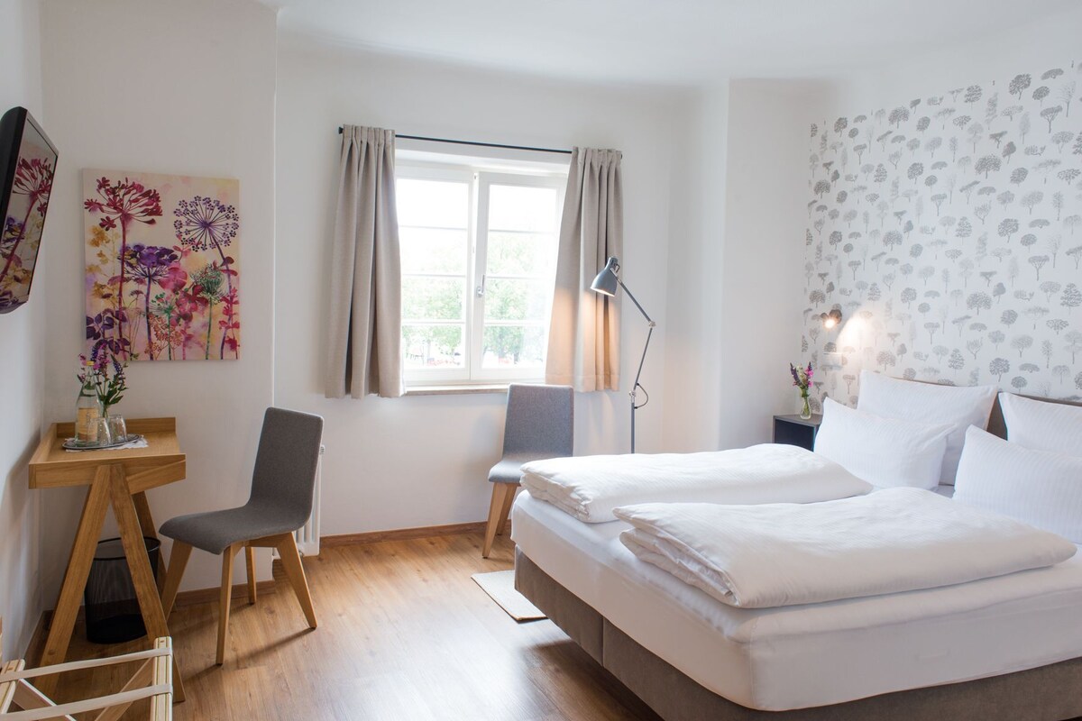 Hypoallergeen beddengoed, donsdekens, een gratis minibar, een bureau