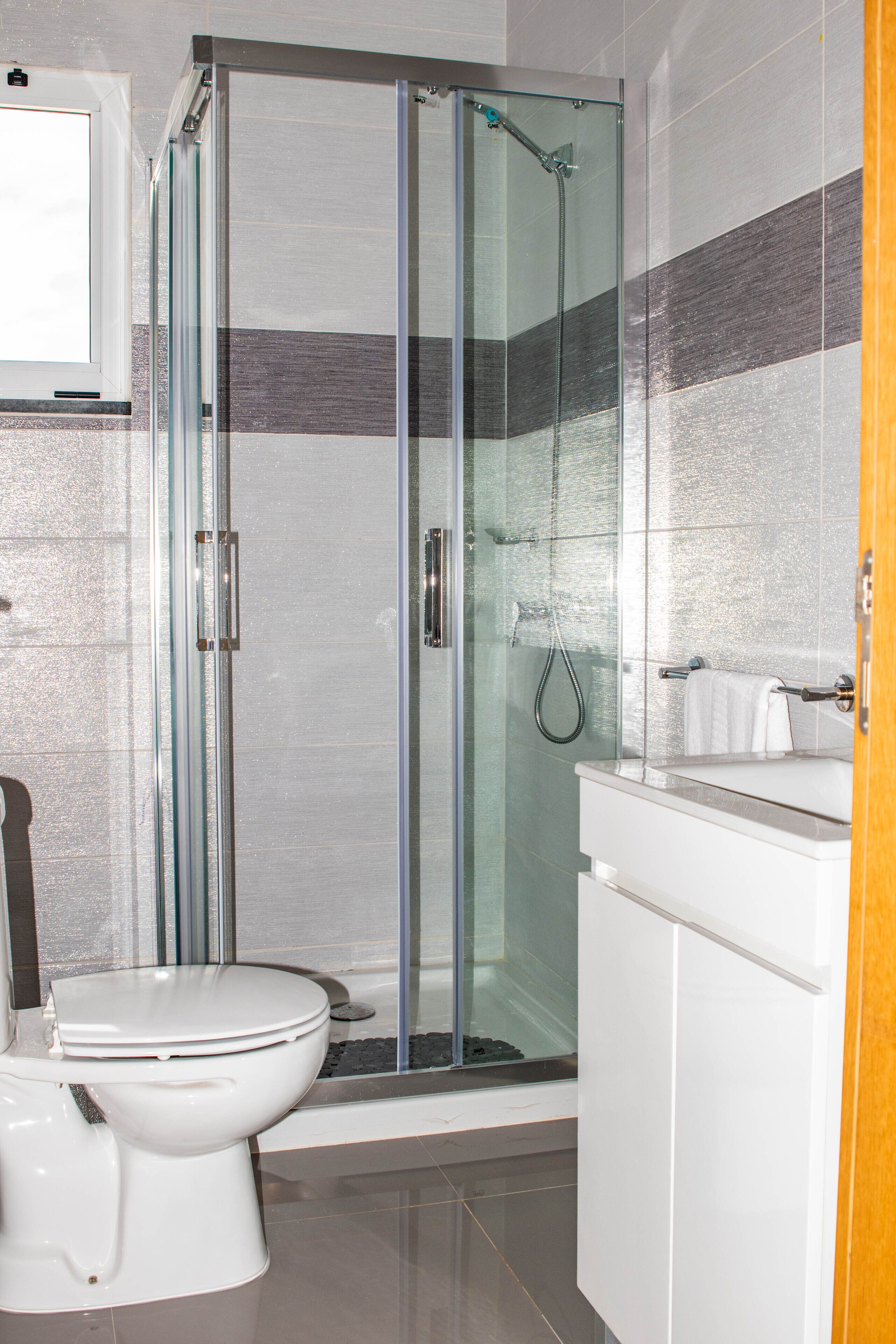 Standard Double Room | Bathroom | Shower, free toiletries, towels