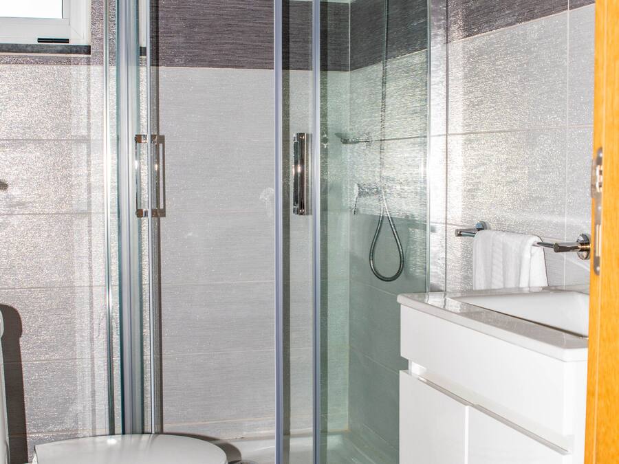 Standard Double Room | Bathroom | Shower, free toiletries, towels