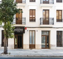 Un edificio con un cartel que dice 'Original Domino House' en la entrada.