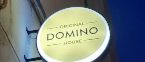 Un letrero que dice 'Original Domino House' en un edificio.