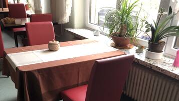 TĂ€gliches kontinentales FrĂŒhstĂŒck (6 EUR pro Person)