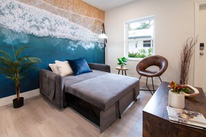 Flat-screen TV - The Lauderdale Boutique Hotel (Fort Lauderdale)