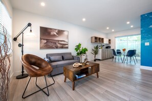 Two Bedroom Suite | Oppholdsområde | Flatskjerm-TV