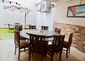 Family dining - Hotel Gracia Golf (Gurugram)