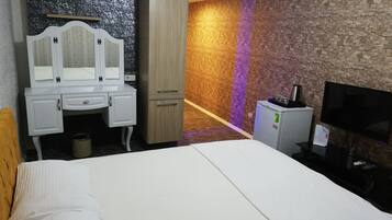 2 bedrooms, in-room safe, individually decorated, individually furnished