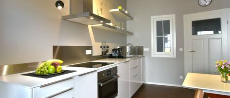 Appartement supérieur, salle de bain privée (Moonlight) | Cuisine partagée | Réfrigérateur, four à micro-ondes, un four, surface de cuisson