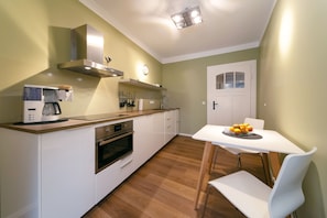 Penthouse panorámico, 1 habitación (Infinity) | Cocina compartida | Refrigerador, microondas, horno y parrilla de estufa