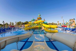 Una piscina techada, una piscina al aire libre