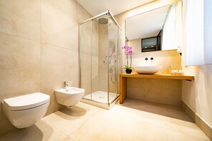 Deluxe kamer, 1 twee- of 2 eenpersoonsbedden | Badkamer | Een douche, een regendouche, gratis toiletartikelen, een haardroger