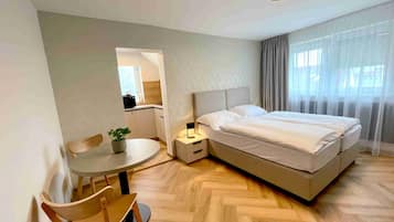 Deluxe Apartment, 1 King Bed, Non Smoking, Ensuite | 1 bedroom, laptop workspace, blackout drapes, free WiFi