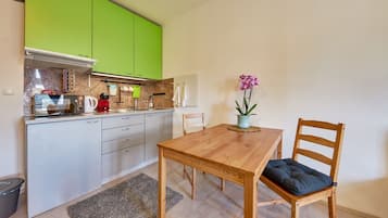 Studio – city (2) | Eget kjøkken | Kjøleskap, mikrobølgeovn, ovn og kokeplater