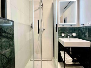 Căn hộ Deluxe, 1 giường cỡ king, không hút thuốc, có phòng tắm riêng | Phòng tắm | Buồng tắm vòi sen, đồ dùng nhà tắm miễn phí, máy sấy tóc, khăn tắm 