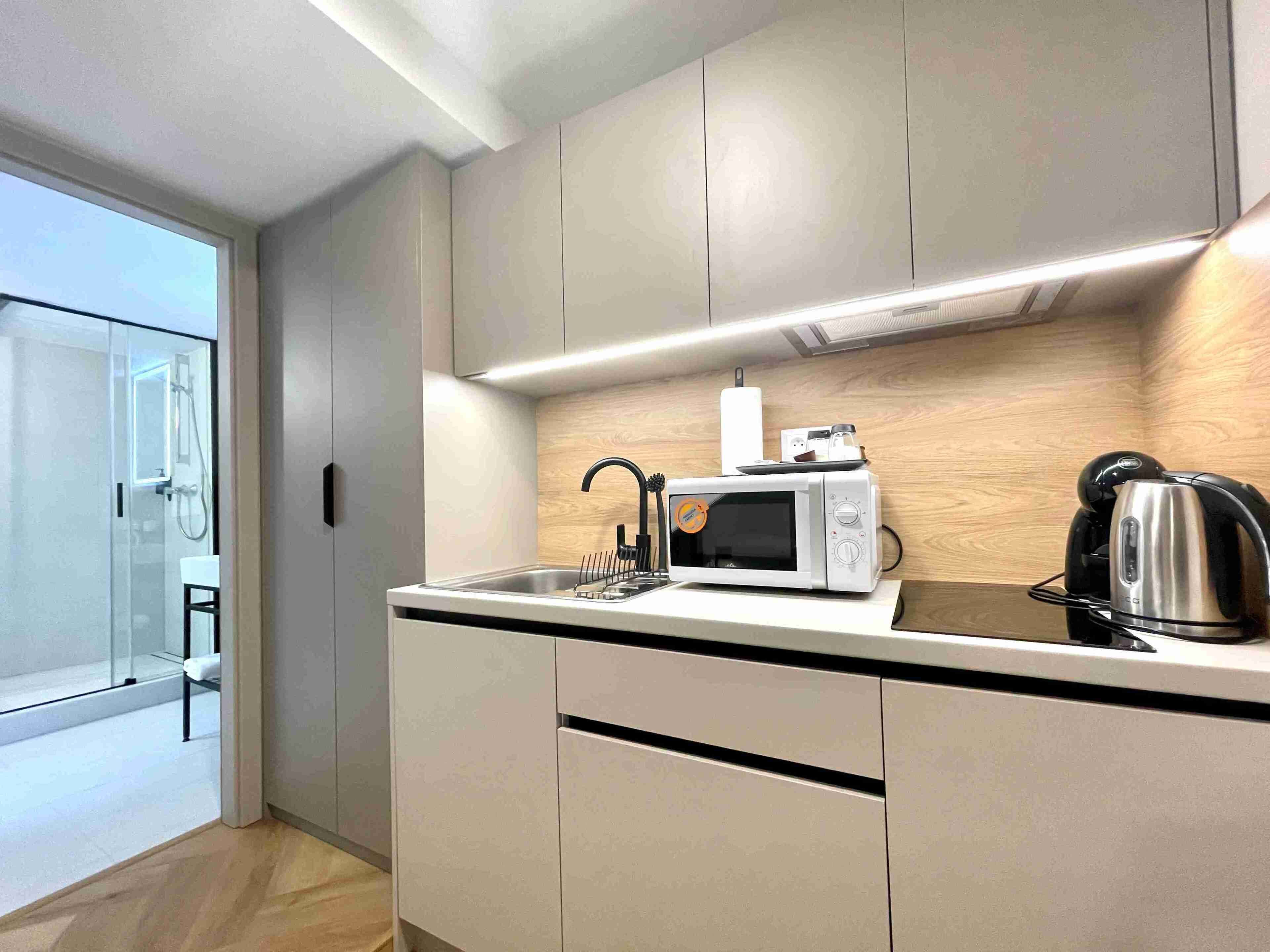 Estudi superior, no fumadors, cuina (6) | Cuina privada | Frigorífic, microones, forn i placa de cuina 