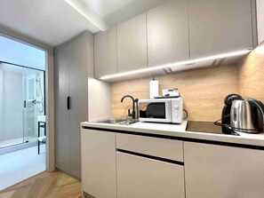 高级开间, 无烟房, 厨房 (6) | 私人厨房 | 冰箱、微波炉、烤箱、炉灶