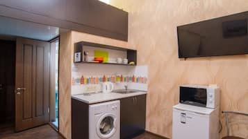 Apartemen Keluarga | Dapur kecil pribadi | Lemari es, microwave, dan peralatan masak/sendok-piring