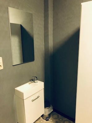 Shower, hair dryer, towels - C&C City Pension (Nuremberg)