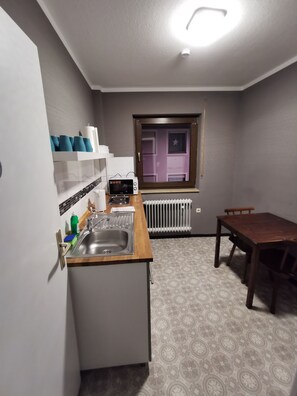 Lemari es besar, microwave, kompor, dan ketel listrik