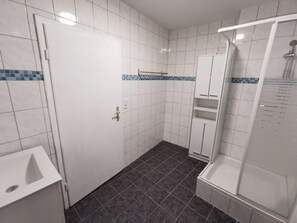 Shower, hair dryer, towels - C&C City Pension (Nuremberg)