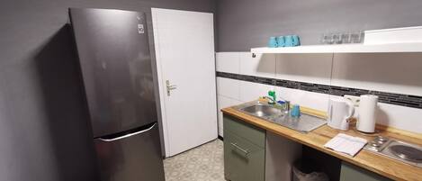 Refrigerador con congelador, microondas y parrilla de estufa