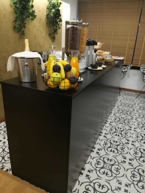 Petit déjeuner buffet (6 EUR par personne)