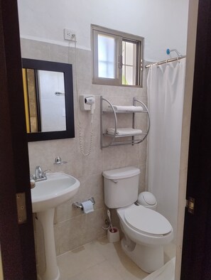 Basic-Doppelzimmer | Badezimmer