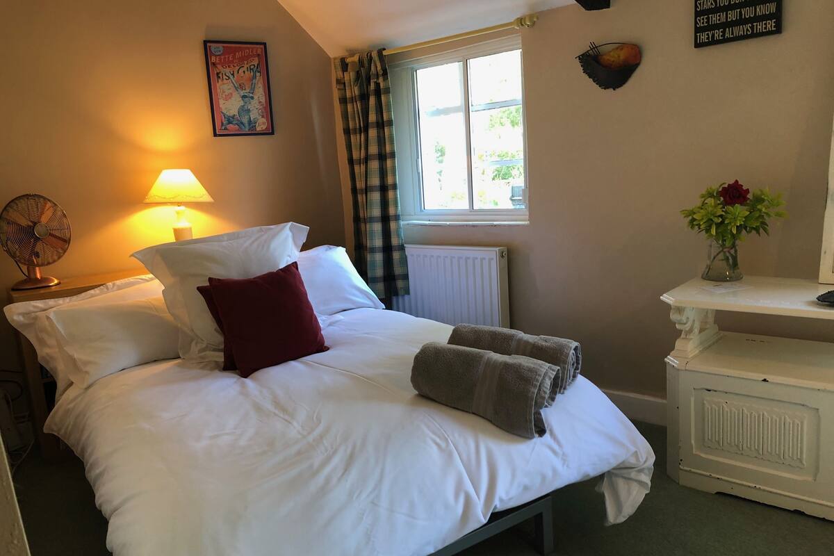 Double Room (The Garden Room) | Individually decorated, individually furnished, blackout drapes