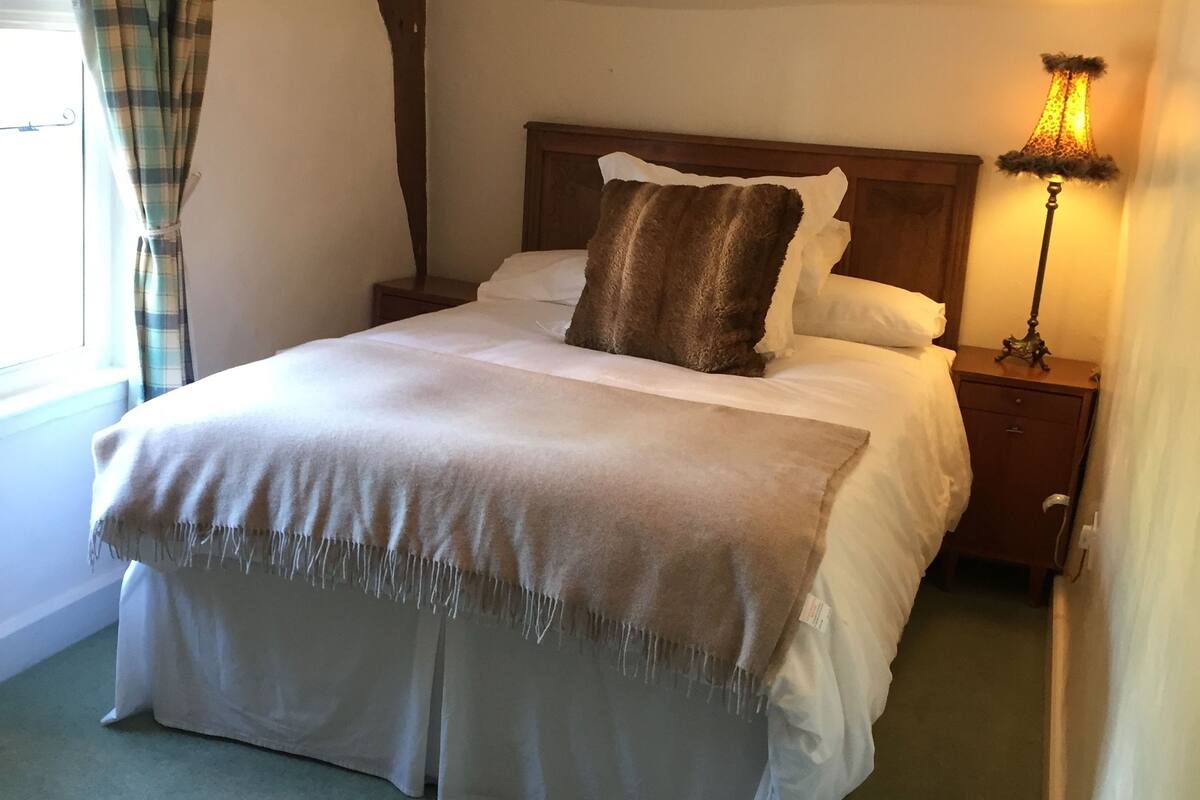 Double Room, Shared Bathroom (Rob's Room) | Individually decorated, individually furnished, blackout drapes