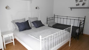 2 bedrooms, blackout drapes, iron/ironing board, free WiFi - Limoux Riverside Gardens (Limoux)