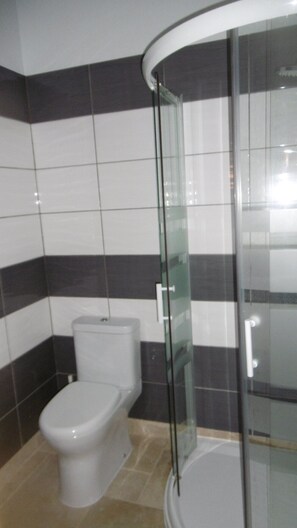 Shower, hair dryer, towels - Limoux Riverside Gardens (Limoux)