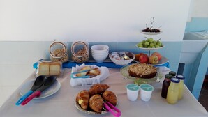 A breakfast buffet with various food items and beverages. - Orlando Bay View (Balestrate)