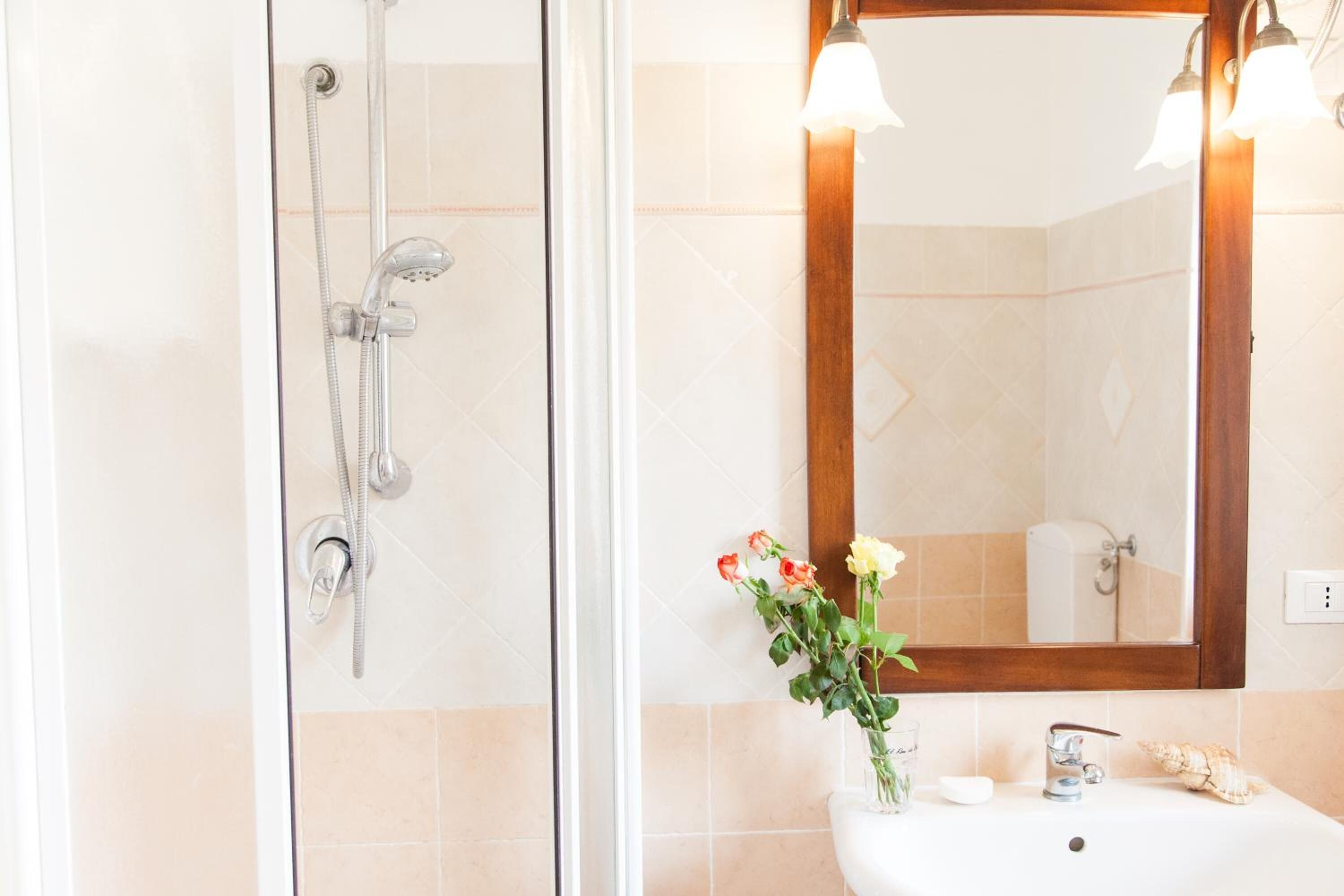Shower, rainfall showerhead, free toiletries, bidet