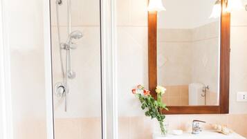 Shower, rainfall showerhead, free toiletries, bidet