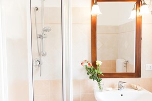 Shower, rainfall showerhead, free toiletries, bidet - Orlando Bay View (Balestrate)