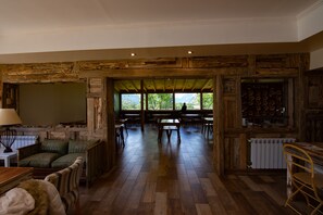 Free daily buffet breakfast - Fitz Roy Hosteria de Montaña (El Chalten)